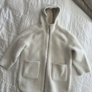 Size M white winter coat. Outside is Sherpa and inside is suede. Hood and zipper